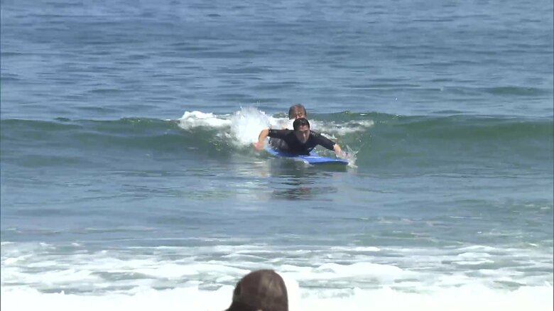 福島・南相馬市の海岸で子どもたちとサーフィンを楽しむ小泉氏（2023年9月）