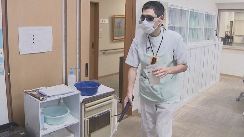 老人ホームであん摩マッサージ指圧師として働く男性　視覚に障がいがある