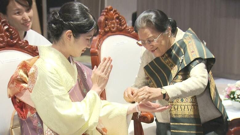 愛子さまの左手首に巻きつけられた白い糸
