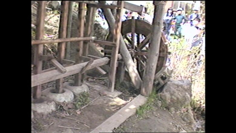 旭小学校に復元された水車小屋（1982年）