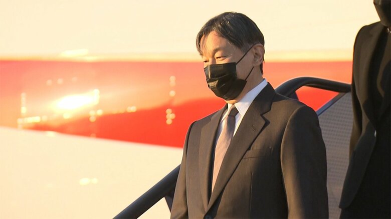 両陛下ともに、黒いマスクを着用されていた。