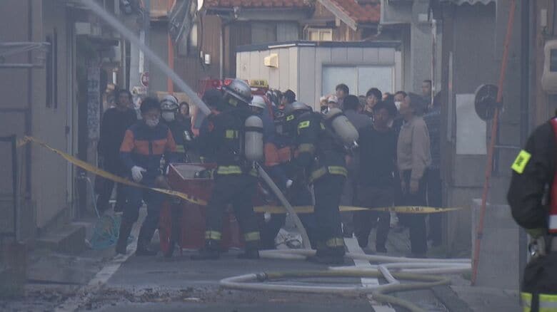 消防隊による放水活動