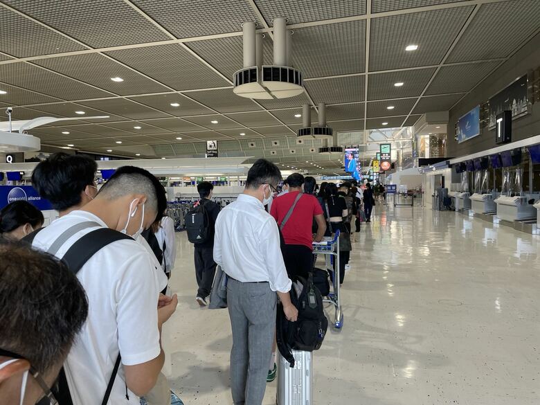 手荷物検査の列（成田空港・2022年7月28日）