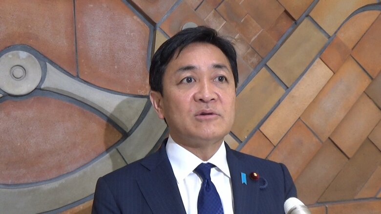 都内で取材に応じる国民・玉木代表
