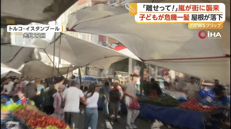 強風にあおられる市場の屋根