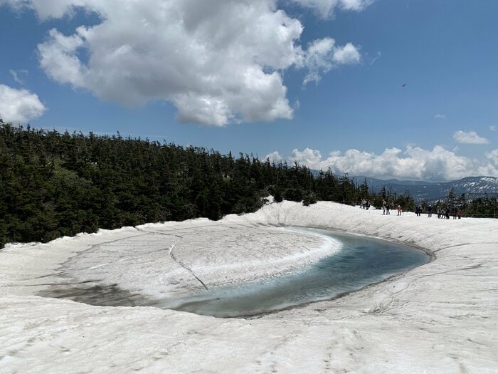八幡平のドラゴンアイ　安全の為に周囲にロープ