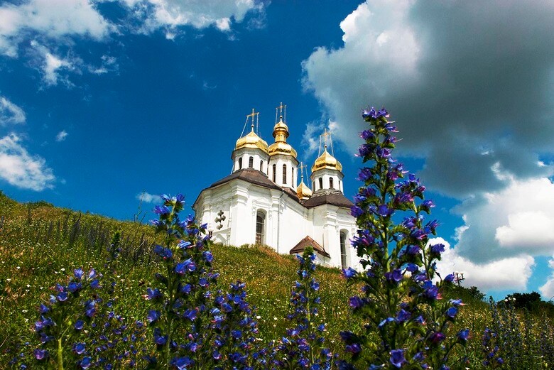「この教会のある街はロシアに爆撃され住民に死傷者が出ました」