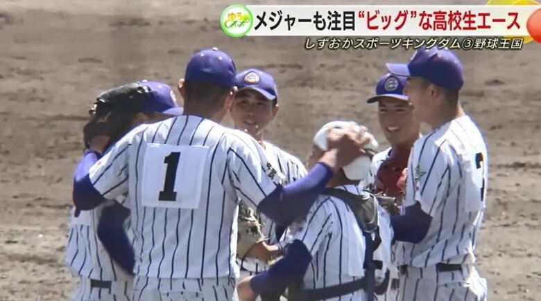 マウンドでチームメートと