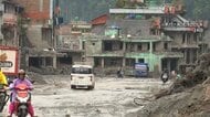ネパール土石流　26日で発生から1カ月　爪痕深く復旧進まず