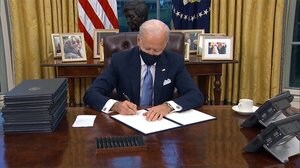 早速“脱トランプ”に着手 バイデン新政権