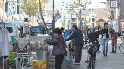コメは1キロ700円…青果物や雑貨などが驚きの価格で並ぶ“月一度の都会の朝市” 商店街を活気づけ交流の場に
