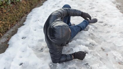 積雪時の「歩き方・服装・靴底」を見直そう!転ばないコツを“雪道のプロ”が解説 店舗の「入り口」は要注意