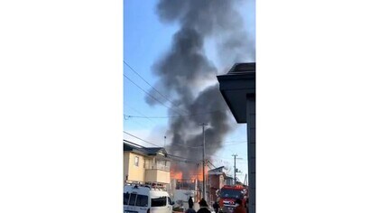 爆発音が 立ち上る炎と黒煙 新築工事現場から出火 作業員やけど