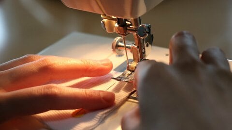 東大卒・元外銀勤務の若者が刺しゅうの世界へ。月90万円を捨て口座残高が2000円台になってもミシンの前に座ることで得た「仕事の手応え」