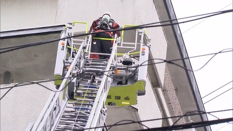 マンション火災で子ども含む4人がケガ　JR宇都宮駅近く住宅・店舗が並ぶ地域