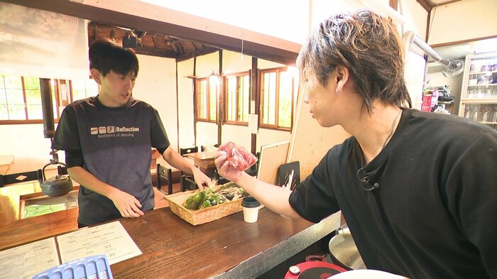 野菜を届ける小山啓吾さん（奥）と調理をする和田悠太さん