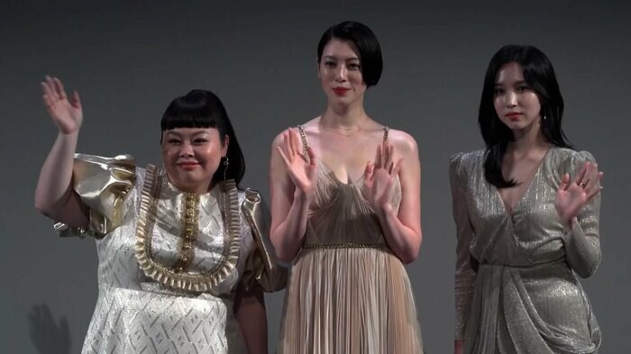 (左から)渡辺直美さん、三吉彩花さん、「TWICE」のMINAさん