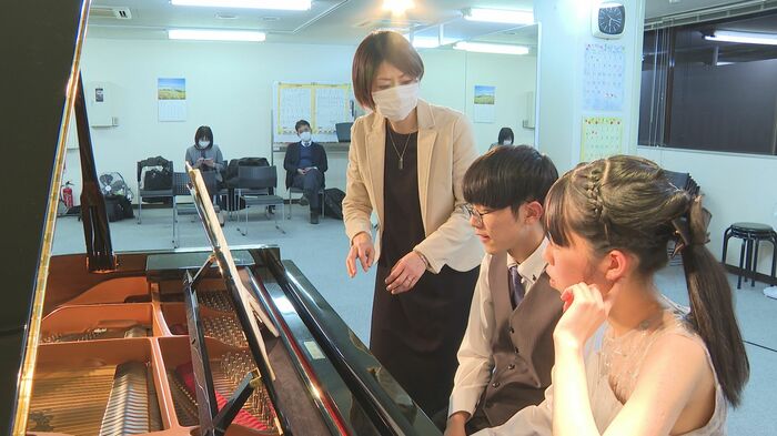 2人を指導する市川美奈さん(右から3人目)