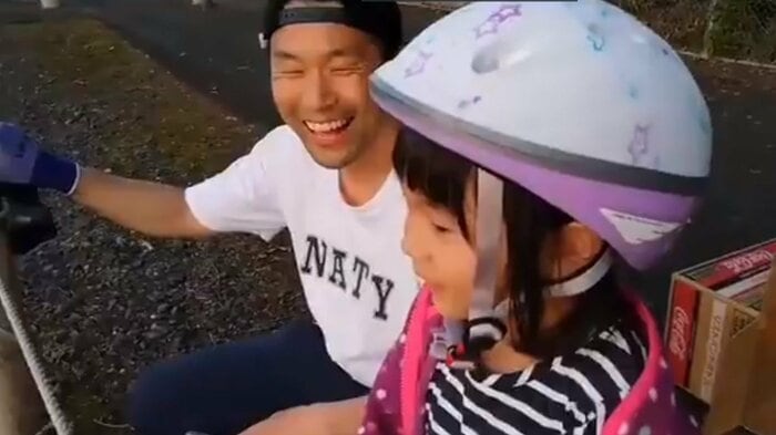 カモの親子が帰ったのを見て、笑顔を見せる中川さんと娘さん
