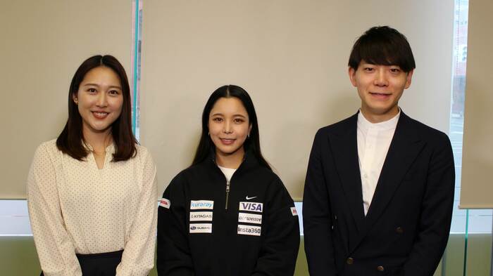 高梨沙羅選手とインタビュアーの北海道文化放送・中村剛大アナと千須和侑里子アナ