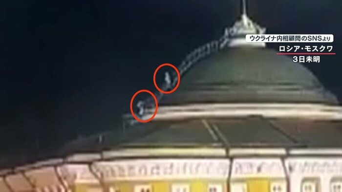 クレムリンの屋根に2つの人影のようなものが