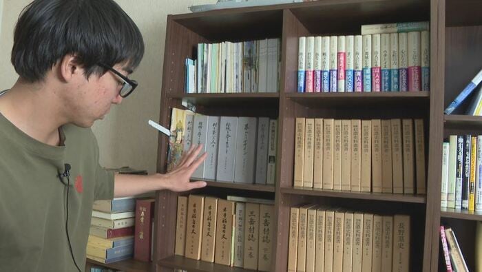 加藤さんの自宅の本棚