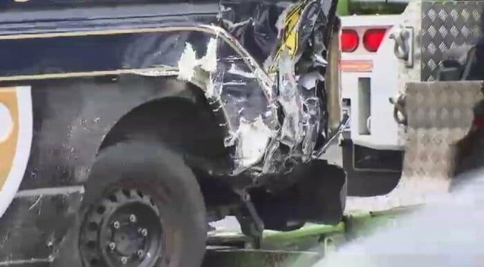 左後部が損傷した幼稚園バス