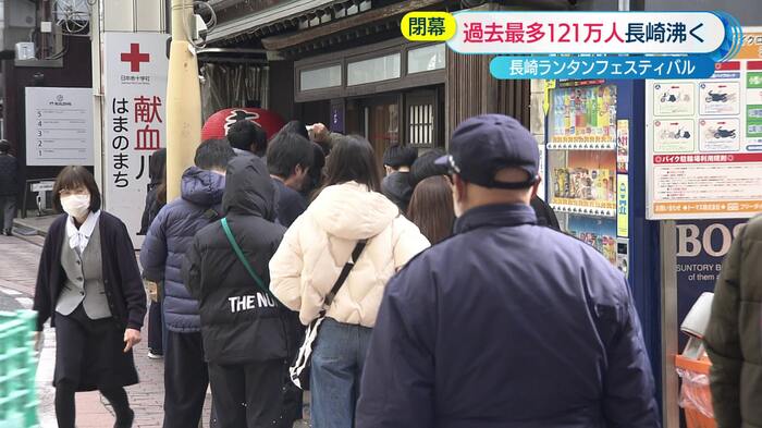 店の前にできた長い行列