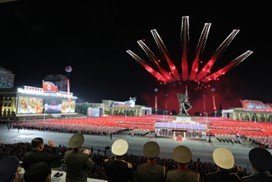 夜空を彩るSu-25攻撃機とみられる航空機の編隊飛行(労働新聞・7月28日)