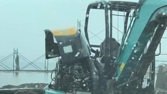 解体途中の廃旅館にあったショベルカー。はがれた車体部分が吹き飛びそうになっていた。