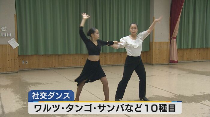 姉・愛里さん(右)と踊る明里さん