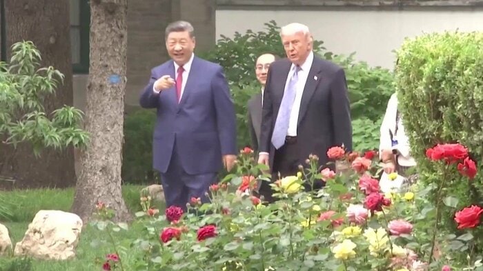 中南海のお花の前で