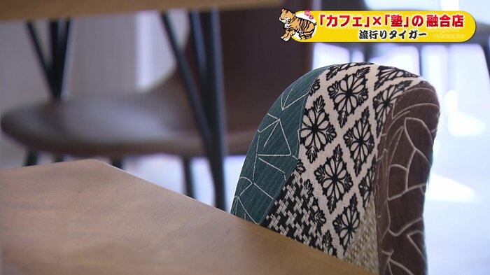 室内には音楽が流れる