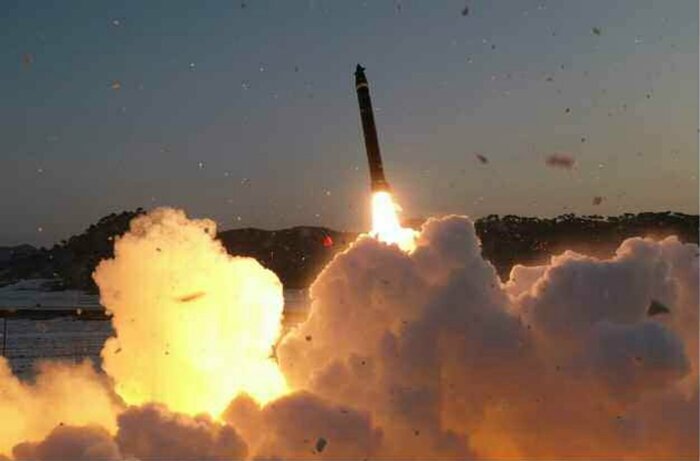 12月31日、1月1日に発射の"600mm超大型放射砲"の画像。(労働新聞・1月1日付け)