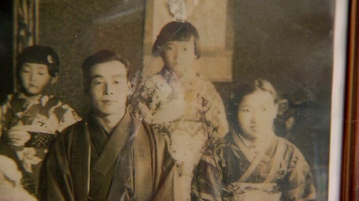 家族とともに島を脱出