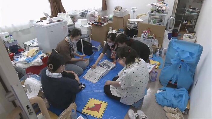 補充する備品を選ぶ看護師たち