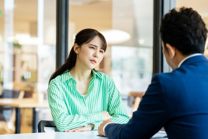 上司または先輩や同僚に相談することが大事（画像：イメージ）