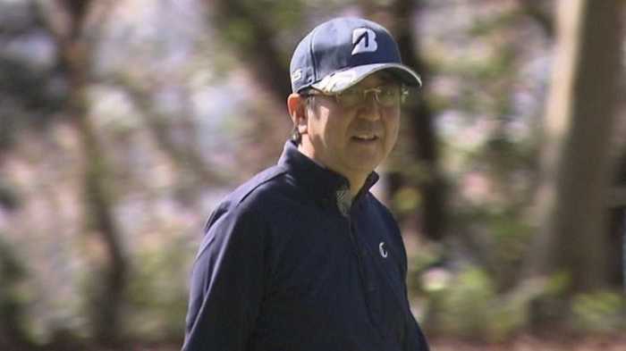 「突然」の消費税質問と「突如」のゴルフ 安倍首相の胸中は?