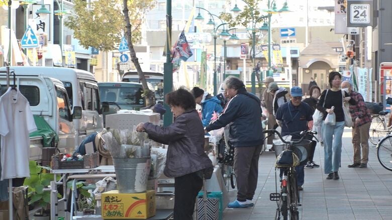 コメは1キロ700円…青果物や雑貨などが驚きの価格で並ぶ“月一度の都会の朝市” 商店街を活気づけ交流の場に｜FNNプライムオンライン
