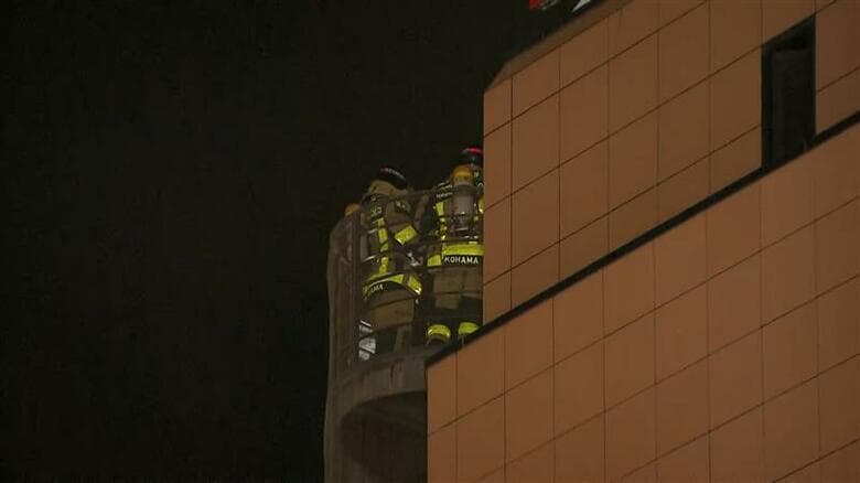 【速報】横浜駅西口近くの繁華街で雑居ビルが火災…量販店や多数の飲食店など立ち並ぶ一角で　消防士がビル内の人を避難誘導｜FNNプライムオンライン