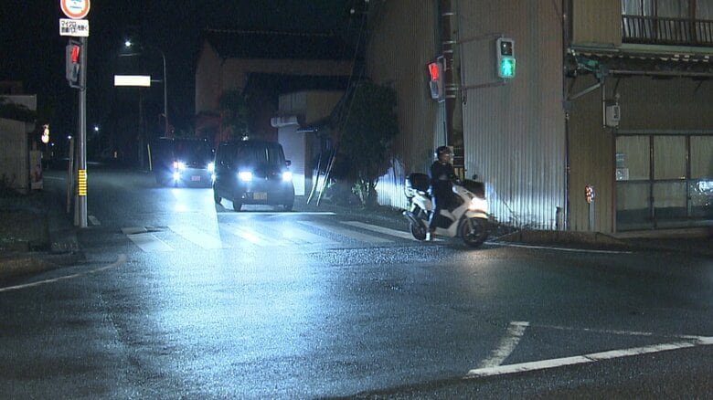 車で信号待ち中に…23歳男性が2台後ろの車の男にハンマーで頭を殴られケガ 男は50代位で殺人未遂事件として捜査｜FNNプライムオンライン