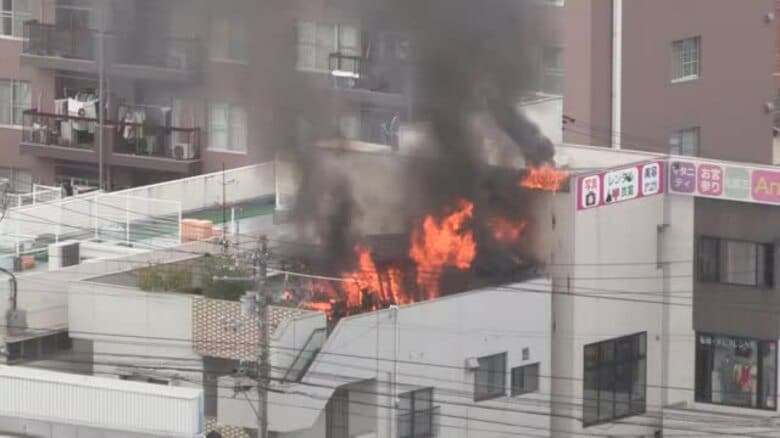 松山市で２階建て住宅が燃える火事　隣の建物にも延焼　近くに複合商業施設や運動会中の小学校【愛媛】｜FNNプライムオンライン
