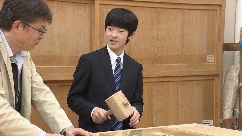 【速報】悠仁さま記者会見始まる　木槌を手に笑顔の近影を宮内庁が公開　古文書の補修を見学｜FNNプライムオンライン