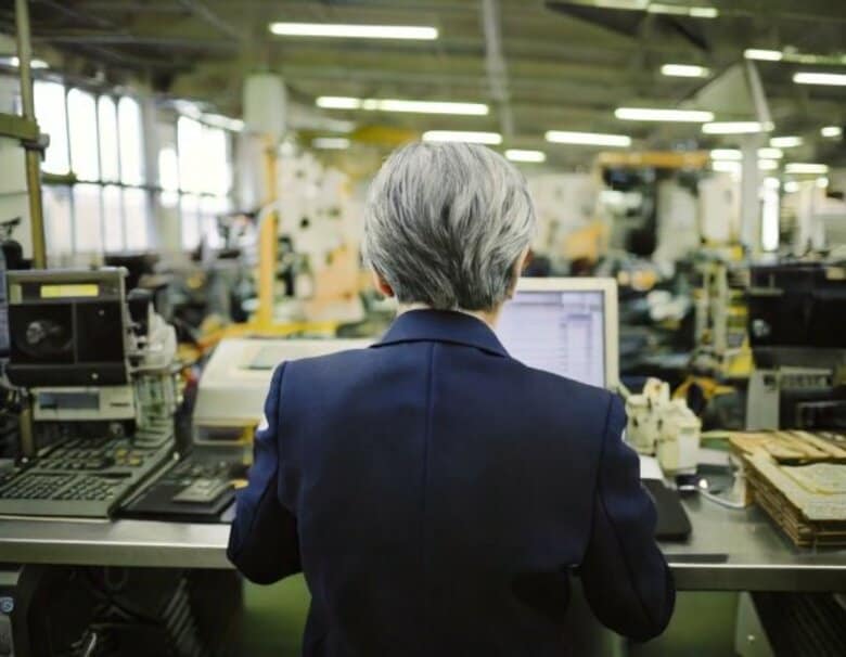 社長の平均年齢は60.7歳、 過去最高を更新 社長交代率は3%台で低迷、 高齢化に歯止めかからず