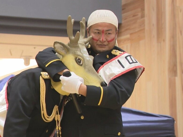 “ダンソン”のお笑いコンビ・バンビーノが一日警察署長に 商業施設で特殊詐欺への注意や交通安全を呼びかけ｜FNNプライムオンライン