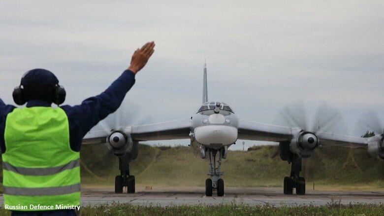 ロシア戦略爆撃機が日本海の公海上空を飛行…定期訓練の一環で公開映像には護衛戦闘機の姿も｜FNNプライムオンライン
