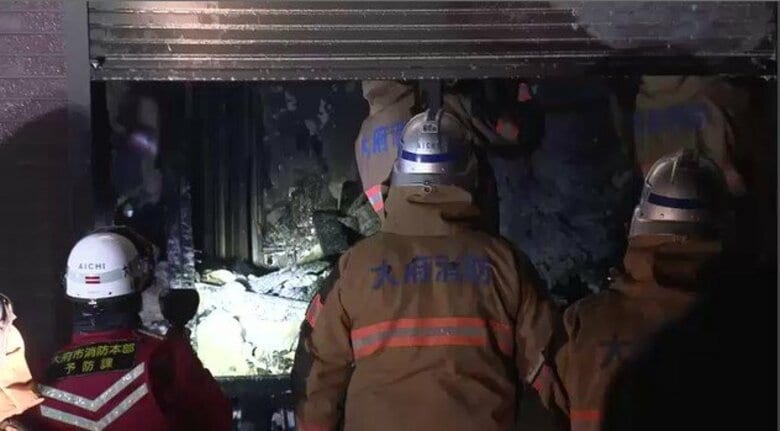 80代男性2人が暮らす…未明に木造2階建ての住宅が燃える火事 男性2人が意識不明の重体｜FNNプライムオンライン