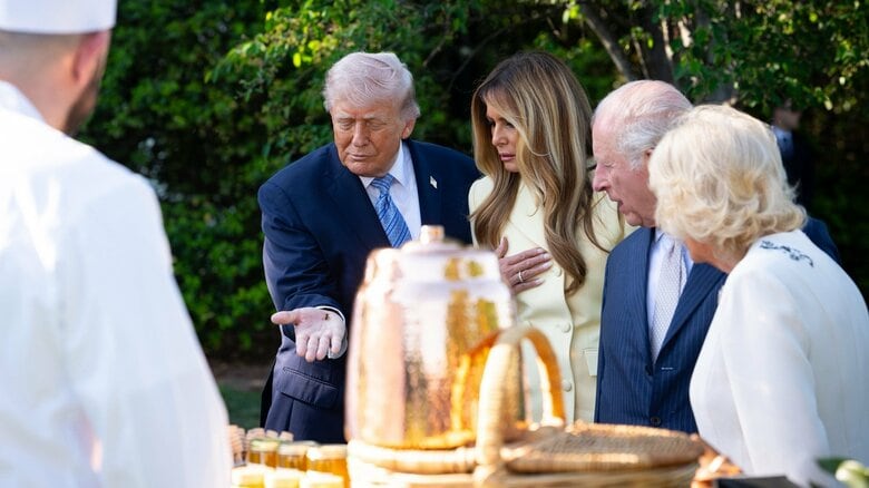 「ホワイトハウス特製ハチミツ」「王室御用達ジュエリー」チャールズ国王夫妻とトランプ大統領夫妻が恒例の贈り物交換｜FNNプライムオンライン