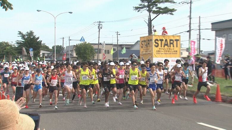 【士別ハーフマラソン】駿河台大学・古橋希翁が優勝 暑さ対策で1時間前倒しの朝8時スタート…アンバサダーは増田明美さん、野口みずきさんや柏原竜二さんはゲストランナーで参加｜FNNプライムオンライン