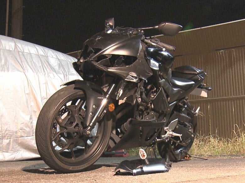 夜の横断歩道ない場所で…道路を渡っていた53歳男性がバイクにはねられ重体 運転の20歳男性も転倒し全身打撲｜FNNプライムオンライン